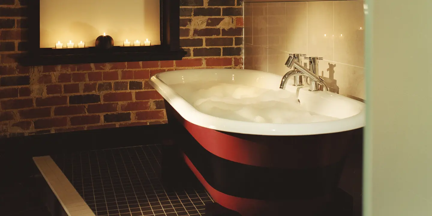 Bathroom featuring a bathtub and mirror